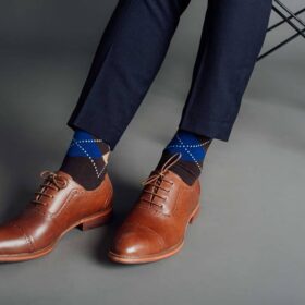 Giày Oxford kết hợp cùng vớ họa tiết tạo điểm nhấn, thời trang hiện đại